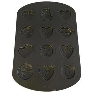 Wilton  ValentineNon-Stick Cookie Candy Baking Pan Mold 16"x11" Hearts Chocolate
